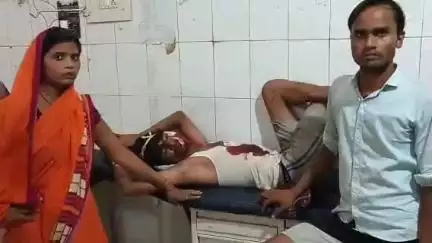 सीतापुर: कैंचीपुर के पास पैसों के विवाद में दबंग ऑटो चालक ने सवारी को पीट-पीट कर लहूलुहान किया, अस्पताल में कराया गया भर्ती