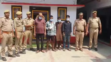 रामपुर: नई बस्ती नानकार मोहल्ला से पुलिस ने सट्टे की खाईबॉडी करते 4 लोगों को गिरफ्तार कर कोर्ट में पेश किया