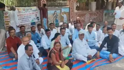 पाली: बुसी गांव में डॉक्टर को निलंबित करने की मांग को लेकर राजीव गांधी पंचायतीराज संगठन ने जिला कलेक्टर को सौंपा ज्ञापन