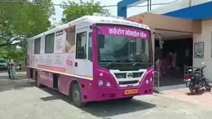 किनवट: कर्करोग मोबाईल व्हॅनद्वारे इस्लापूर येथे महिलांच्या आजाराची करण्यात आली तपासणी