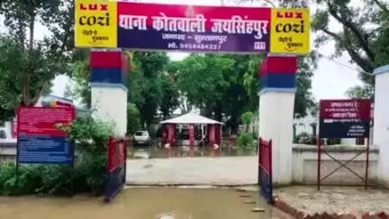 जयसिंहपुर: बाइक सवार बरौसा कस्बे के पास अनियंत्रित होकर रोड के किनारे पलटा, घायल का चल रहा है इलाज