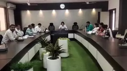 बालाघाट: बालाघाट जिले में अमृत सरोवरों में मछली पालन को कलेक्टर ने दी स्वीकृति, कलेक्ट्रेट में हुई बैठक