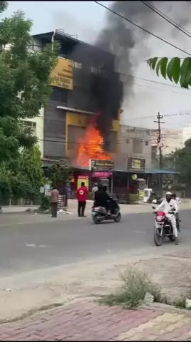 मेरठ: नोचन्दी क्षेत्र के शास्त्री नगर में ठेका देसी चाय की बिल्डिंग में अचानक लगी आग, मची भगदड़