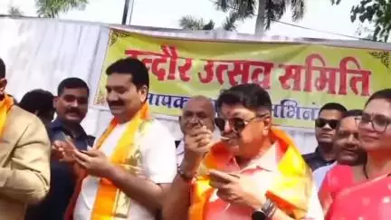 इंदौर: इंदौर में विश्व पोहा दिवस मनाया गया, राजबाड़ा में इंदौरी लोगों ने पोहा-जलेबी का आनंद लिया, मंत्री कैलाश विजयवर्गीय भी शामिल
