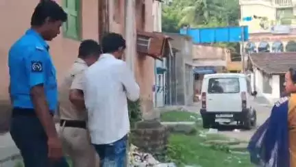 মুর্শিদাবাদ জিয়াগঞ্জ: মর্গেজবন্দি বাড়ি বিক্রি, বিশ্বজিৎ সরকার গ্রেফতার  এলআইসি লোন জালিয়াতিতে চাঞ্চল্য