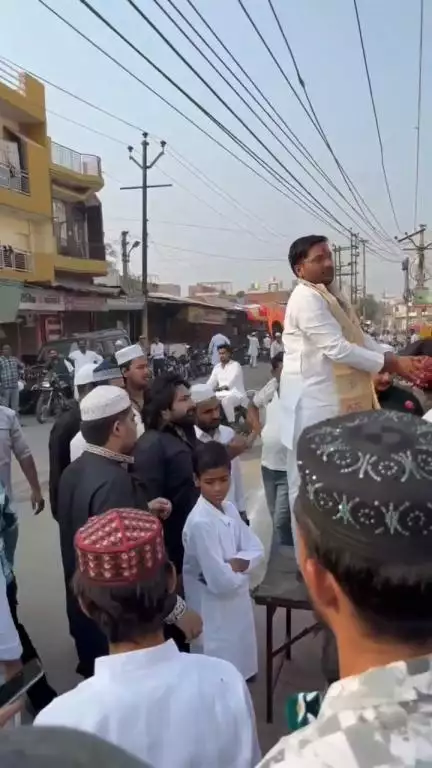 मेरठ: नूर नगर पुलिया पर ईद उल अज़हा नमाज अदा कर रहे मुस्लिम लोगों पर पुष्प वर्षा करने का वीडियो सोशल मीडिया पर वायरल