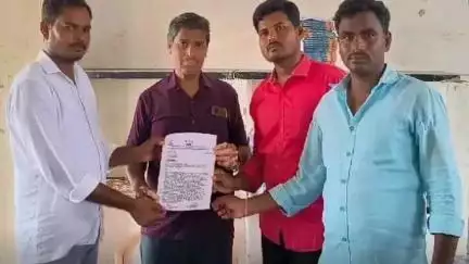 పత్తికొండ: పత్తికొండలో ప్రైవేట్ పాఠశాల పై చర్యలు తీసుకోవాలని విద్యాసంఘాల నాయకులు శివప్రసాద్ ఎంఈఓ రమేష్ కు వినతిపత్రం