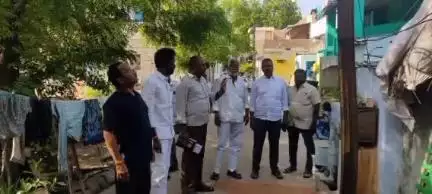 ధర్మవరం పట్టణంలోనే పలు వార్డుల్లో మున్సిపల్ కమిషనర్ ప్రమోద్ కుమార్ టిడిపి నాయకులతో కలిసి పర్యటించారు.