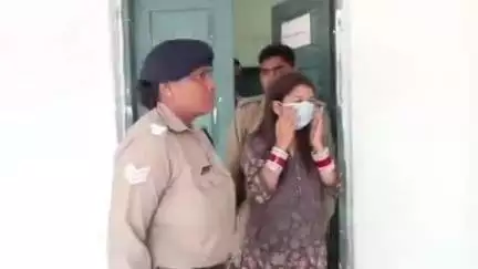 रुद्रपुर: रुद्रपुर कोतवाली पुलिस ने उदय होटल के पास लुटेरी दुल्हन को किया गिरफ्तार, ₹50,000 की नकदी व फर्जी आधार कार्ड भी बरामद