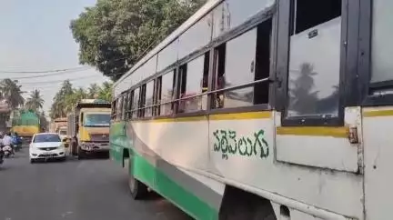 మామిడికుదురు సెంటర్లో రోడ్డు ప్రమాదం