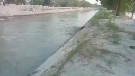घोसी: गोठा गांव के समीप पश्चिम दिशा में दोहरीघाट पंप नहर चालू होते ही टूटी, खेतों में भरा पानी