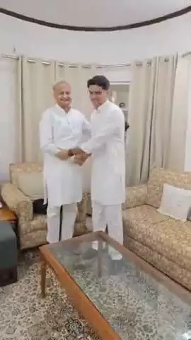 पूर्व मुख्यमंत्री श्री अशोक गहलोत जी सें उनके आवास पर AICC महासचिव श्री सचिन पायलट जी ने मुलाक़ात कर पूर्व केन्द्रीय मंत्री स्व.श्री राजेश पायलट की 25वीं पुण्यतिथि पर आयोजित कार्यक्रम के लिए आमंत्रित किया।