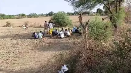 गरौठा: ककरवई थाना क्षेत्र में किसान ने फांसी लगाकर आत्महत्या की, पुलिस ने शव पोस्टमार्टम के लिए भेजा