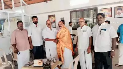 பாப்பிரெட்டிபட்டி: மோளையானூர் திமுக மாவட்ட கட்சி அலுவலகத்தில் மாவட்ட விவசாய அணி தலைவர் முன்னாள் அமைச்சர் சந்தித்து வாழ்த்து பெற்றார் ,