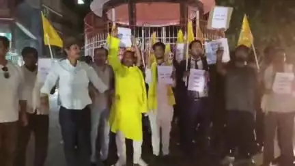 मुजफ्फरपुर में दलित बच्ची के साथ अत्याचार एवं उसकी हत्या के खिलाफ शेखपुरा जिले के पटेल चौक पर नीतीश सरकार के खिलाफ विरोध प्रदर्शन किया