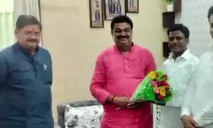 चास: बोकारो सर्किट हाउस पहुंचे विधायक, भाजपा जिलाध्यक्ष ने गुलदस्ता देकर किया स्वागत