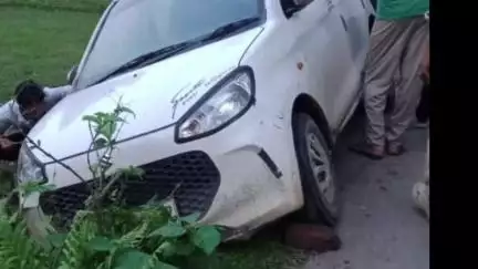 কৈলাশহর: কৈলাসহর মইনপুর এলাকায় একটি গাড়ি নিয়ন্ত্রণ হারিয়ে রাস্তার পাশে উল্টে পড়ে যায়