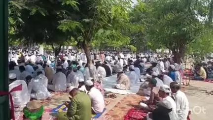 संडीला: संडीला में धूमधाम से मनाया जा रहा ईद उल अज़हा का पर्व, ईदगाह में सम्पन्न हुई नमाज, SDM व ASP रहे मौजूद