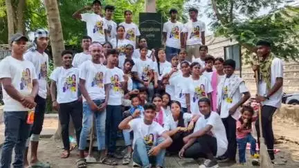 अररिया: बस स्टैंड स्थित अगस्त क्रांति पार्क की युवाओं ने की सफाई