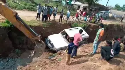 नावाडीह: धवैया में अनियंत्रित बोलेरो कार गड्ढे में गिरी, मची अफरा-तफरी
