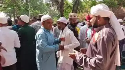 चितरडीह में ईदुल अजहा के मौके पर एक दुसरे के गले से मिले जमुआ