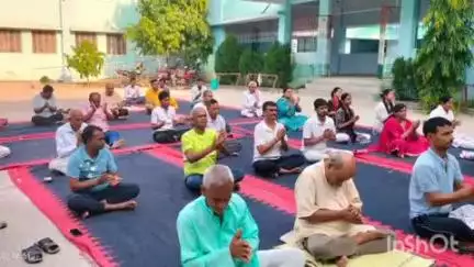 नवादा: नवादा डायट भवन के प्रांगण में निःशुल्क योग प्रशिक्षण शिविर का आयोजन किया गया