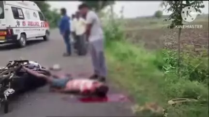 సత్తుపల్లి: కందుకూరు, మర్లపాడు మధ్య  ఘోర రోడ్డు ప్రమాదం కోళ్ల వ్యాన్ ఢీకొని ఓ యువకుడు అక్కడికక్కడే మృతి మరో ఇద్దరి పరిస్థితి విషమం