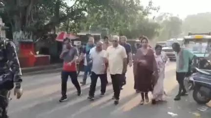খড়গপুর ১: কেষ্টর পুলিশকে হুমকির ঘটনাকে হাতিয়ার করে উপনির্বাচনে রাস্তায় নামছে বিজেপি, সেই সাথে রাজ্য সরকারকে কটাক্ষ দিলিপের