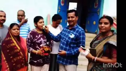 घाटशिला: काडाडुबा गांव की मीनू पॉल को आरडीए संस्था के कंचन कर ने घर जाकर किया सम्मानित