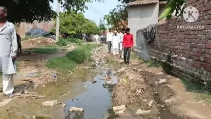 गुन्नौर: गांव औरंगाबाद की मढ़ैया के ग्रामीणों को गंदगी और कीचड़ भरे रास्ते से निकलना पड़ता है #jansamasya