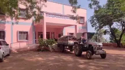 ఆత్మకూరు: ఆత్మకూరు : ప్రభుత్వ భవనంలోని టేకు కొయ్యలను అక్రమంగా తరలించిన టీడీపీ నేత కేత వేణుగోపాల్