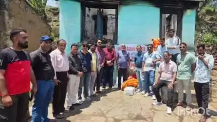अल्मोड़ा: रेडक्रास सोसायटी के सदस्यों ने ओडला गांव पहुंचकर अग्निकांड पीड़ित से की मुलाकात, परिवार को दी राहत सामग्री