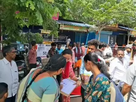 ದಾವಣಗೆರೆ: 6,200 ಅಧಿಕ ಸರ್ಕಾರಿ ಶಾಲೆಗಳನ್ನು ಮುಚ್ಚಲು ಸರ್ಕಾರ ಮುಂದೆ: ಖಂಡಿಸಿ ನಗರದಲ್ಲಿ ಎಐಡಿಎಸ್‌ಓ ಸಹಿ ಸಂಗ್ರಹ