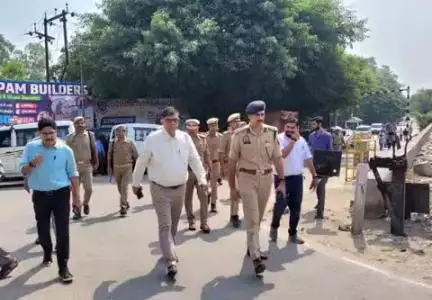 पीलीभीत: पीलीभीत में ईदगाह पर पहुंचे डीएम और एसपी, सुरक्षा इंतजाम देखे और लोगों को दी ईद की बधाई