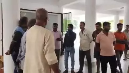 ଭୋଗରାଇ: କାନ୍ଥିଭଉଁରୀ ବହୁମୁଖି ବାତ୍ୟା ଆଶ୍ରୟସ୍ଥଳୀରେ ନିମ୍ନମାନର କାର୍ଯ୍ୟକୁ ଗ୍ରାମବାସୀଙ୍କ ବିରୋଧ ସମାଧାନ ତାଲା ପକାଇବେ ଚେତାବନୀ #jansamasya