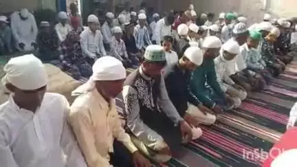 बसेड़ी: नादनपुर गांव में नमाज के बाद लोगों ने गले मिलकर दी ईद की मुबारकबाद