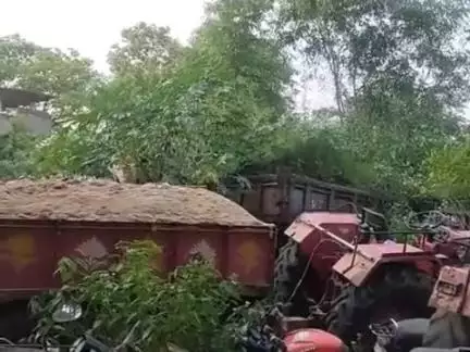 बरकागाँव: बड़कागांव पुलिस ने अवैध बालू से लदा ट्रैक्टर किया ज़ब्त, पिता-पुत्र समेत तीन जेल भेजे गए