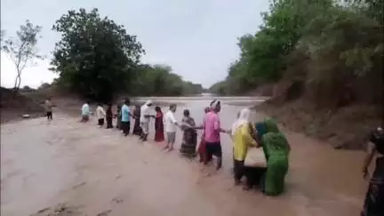 परभणी: आर्वी ते पेडगाव रस्ता नसल्यामुळे ग्रामस्थ शेतकऱ्यांना विविध समस्या #jansamasya