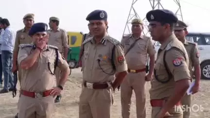गोरखपुर: बेलीपार के महोब में युवक की गोली मारकर हत्या से सनसनी, DIG रेंज ने घटनास्थल का किया निरीक्षण और दिए आवश्यक दिशा निर्देश