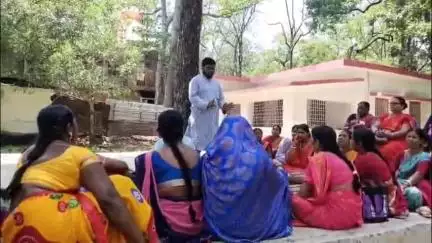 कोडरमा: ध्वजाधारी धाम परिसर में आंगनबाड़ी यूनियन की बैठक में 9 जुलाई को देशव्यापी हड़ताल को सफल बनाने का निर्णय लिया गया