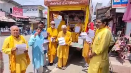 चम्पावत: जिला मुख्यालय में ज्योति कलश यात्रा के दौरान कार्यकर्ताओं को नशा मुक्ति अभियान के संयोजक ने दिया नशा मुक्ति का संदेश