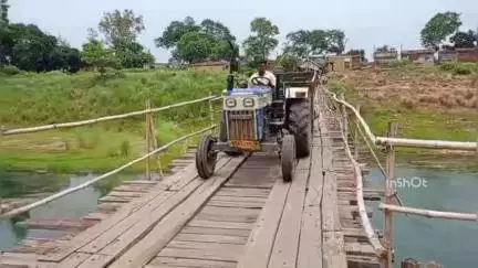 জামালপুর: অমরপুর এলাকায় দামোদরের ওপরে পাকা সেতু না থাকায় বর্ষাকালে সমস্যায় বাসিন্দারা #jansamasya