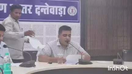 दंतेवाड़ा: जिला कार्यालय में कलेक्टर ने युक्तियुक्तकरण को लेकर की प्रेस वार्ता