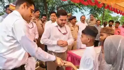 सफीपुर: सफीपुर ईदगाह में कड़ी सुरक्षा और ड्रोन निगरानी के बीच शांतिपूर्वक अदा हुई बकरीद की नमाज़, डीएम ने खुद संभाला मोर्चा