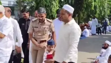 ಹಳಿಯಾಳ: ಬಕ್ರೀದ್ ನಿಮಿತ್ತ ಮರಡಿಗುಡ್ಡದ ಮೈದಾನದಲ್ಲಿ ಸಾಮೂಹಿಕ ಪ್ರಾರ್ಥನೆ, ಶಾಸಕ ಆರ್.ವಿ.ದೇಶಪಾಂಡೆ ಭಾಗಿ