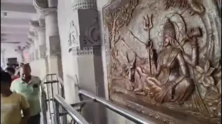 मिर्ज़ापुर: मां विंध्यवासिनी धाम में भक्तों को गर्मी से बचाने के लिए टीन सेट प्याऊ जल मैटी की व्यवस्था का आदेश दिया डीएम ने