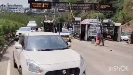 सोलन: वीकेंड पर परवाणु में लगा भीषण जाम, गर्मी से राहत पाने के लिए पर्यटक पहाड़ी इलाकों की ओर बढ़ रहे हैं