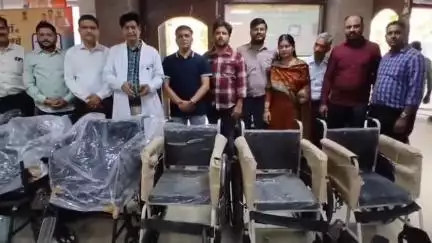 नसीराबाद: नसीराबाद रोड स्थित सैटेलाइट अस्पताल और जवाहरलाल नेहरू अस्पताल में मित्र मंडल ने व्हीलचेयर की भेंट दी