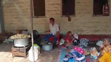 होशंगाबाद नगर: शहर के पीडब्ल्यूडी ऑफिस प्रांगण में महिमा नगर कॉलोनी के यादव परिवार द्वारा सामूहिक भंडारे का आयोजन