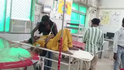 बदायूं: कासिमपुर गांव के पास तेज रफ्तार बाइक सवार ने रोड पार कर रही किशोरी को टक्कर मारकर किया घायल, जिला अस्पताल में भर्ती